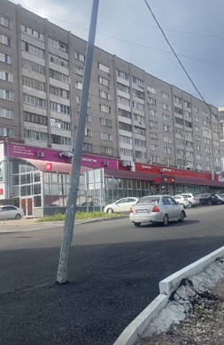 Столб на Жарова опасен для в автолюбителей и пешеходов